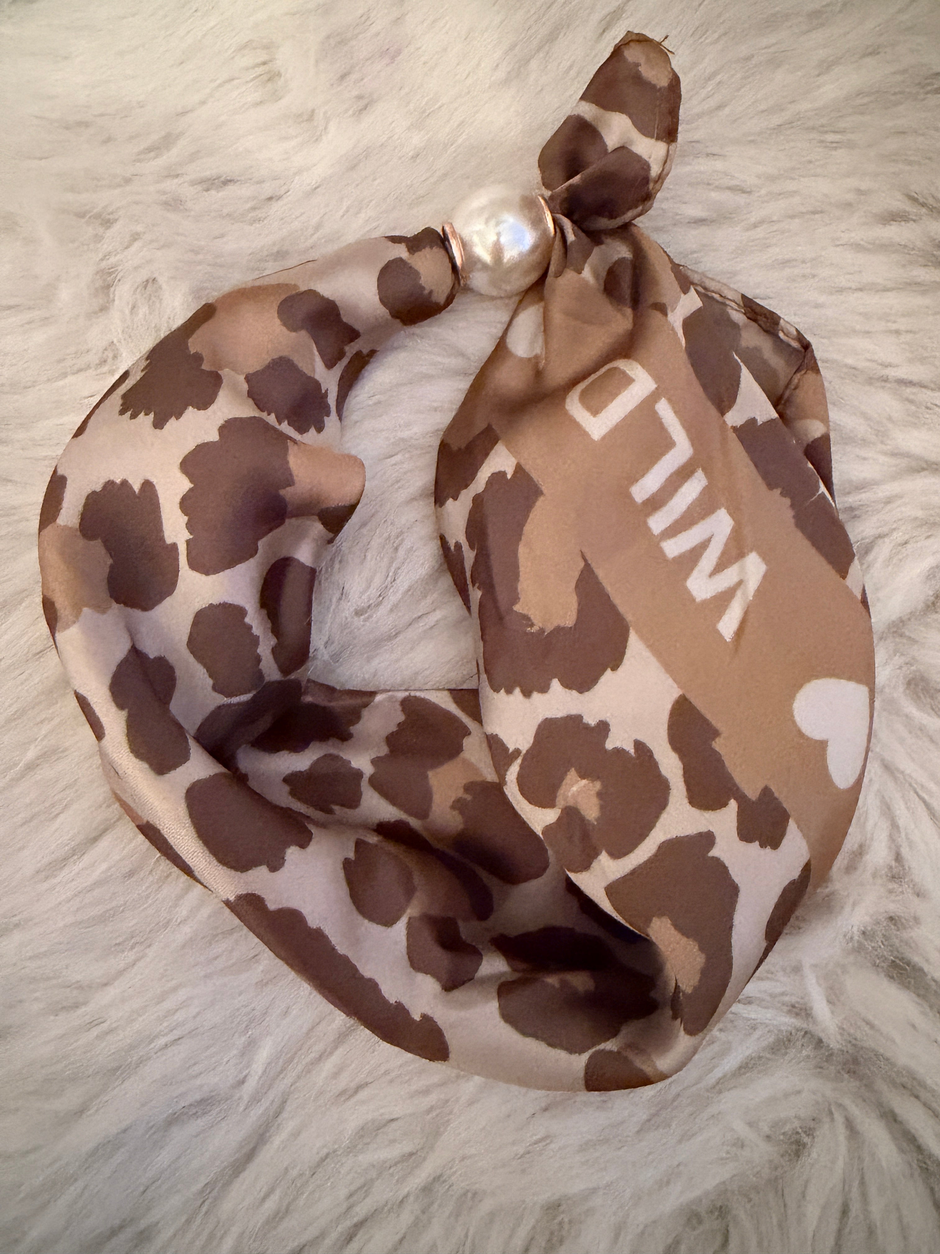 Magnetic pearl fastener silky neck scarf. So cool!